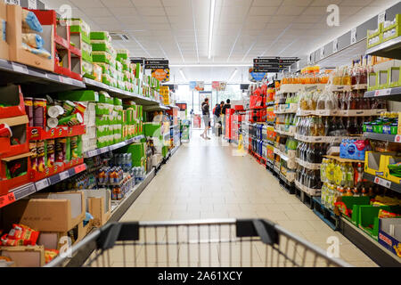 Une allée dans un supermarché Lidl. Banque D'Images