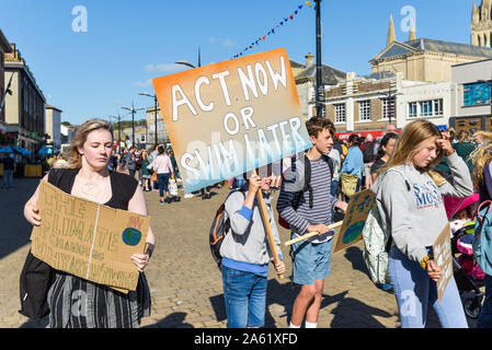 Les jeunes gens portant des pancartes participant à la rébellion Extinction grève climatique à Truro, Ville Ville de Cornwall. Banque D'Images