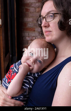 Detroit, Michigan - Mariel Hjermstad tient son un-année-vieux fils, Hendrix. Banque D'Images