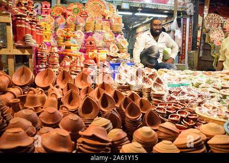 Kolkata, Bengale occidental, Inde. 23 Oct, 2019. Un vendeur au marché de Kolkata Diya.Les lanternes traditionnelles allumé devant les maisons en Dewali sont appelées Diyas. Credit : Tamal Shee/ZUMA/Alamy Fil Live News Banque D'Images