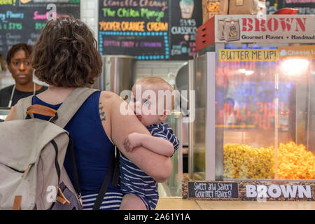 Detroit, Michigan - Mariel Hjermstad porte ses un-année-vieux fils, Hendrix, en faisant vos achats chez l'eau Detroit fabrique de glace. Banque D'Images