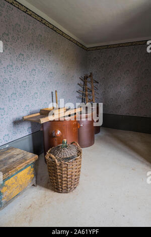 Bad Windsheim, Allemagne - 16 octobre 2019 : une vue sur l'intérieur d'une maison de village allemand. Vue dans un espace de rangement avec les bouteilles de vin et d'autres meubles anciens f Banque D'Images