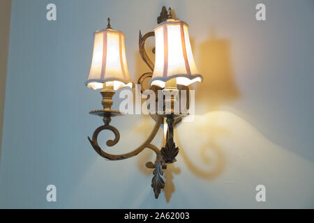 Vintage Wall Lamp ampoule . design en style vintage sur mur . lampe à l'ancienne . close up on vintage light sur le mur Banque D'Images