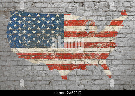 Grunge affligé en forme de carte de drapeau USA peint sur mur brique gris old weathered Banque D'Images