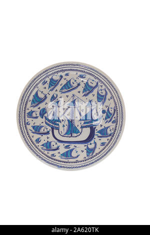 Plat de céramique représentant des navires à voile sur fond blanc, Iznik, Turquie, 1535-45 Banque D'Images