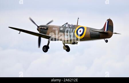 Supermarine Spitfire MkIa (G-CFGJ) décoller avec le train rentrant à theFlying Legends Airshow 2019 Banque D'Images