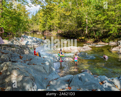 Les gens dans la Petite Rivière Pigeon dans la région de Greenbrier Great Smoky Mountains National Park en Utah aux États-Unis Banque D'Images