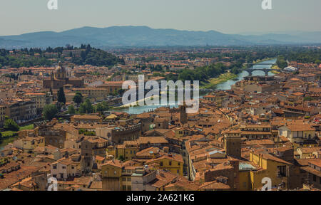 Une vue panoramique sur le côté ouest de Florence et l'Arno. Banque D'Images