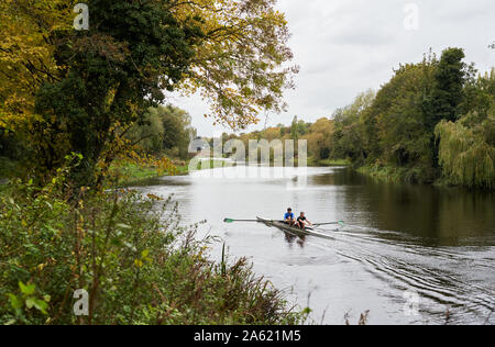 Les rameurs sur la rivière Liffey, Dublin, Irlande. Banque D'Images