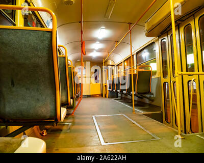 Une voiture de tramway à l'intérieur sans que les gens. Les transports en commun. Banque D'Images