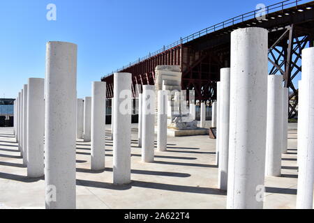 Le mémorial de l'holocauste pour Almerian 142 juifs qui sont morts au camp de concentration de Mauthausen et El Cable Inglés, d'un fer railway pier, Almeria, Espagne Banque D'Images