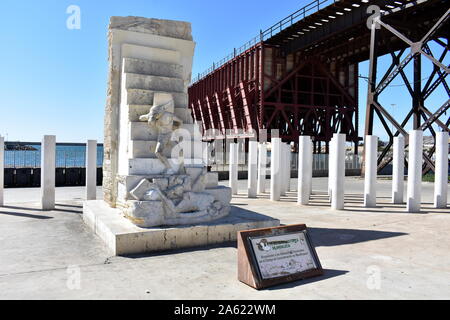 Le mémorial de l'holocauste pour Almerian 142 juifs qui sont morts au camp de concentration de Mauthausen et El Cable Inglés, d'un fer railway pier, Almeria, Espagne Banque D'Images