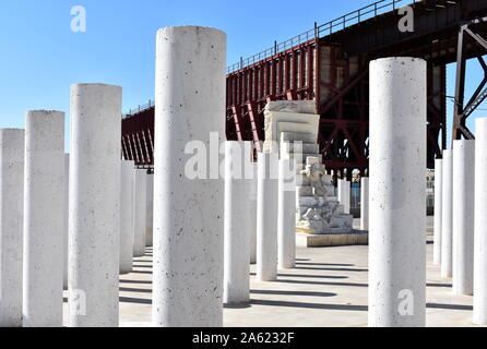 Le mémorial de l'holocauste pour Almerian 142 juifs qui sont morts au camp de concentration de Mauthausen et El Cable Inglés, d'un fer railway pier, Almeria, Espagne Banque D'Images