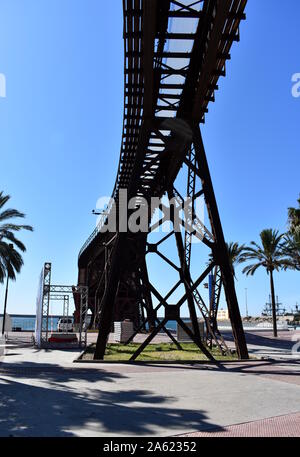 Détail de la ligne de chemin de fer fer soulevées ci-dessous menant à l'El Cable Ingles (la jetée), Almeria, Espagne Banque D'Images