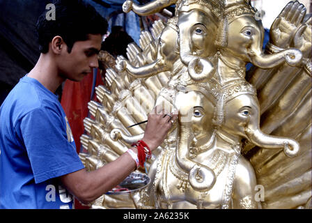 Mumbai, Maharashtra, Inde, Asie du sud-est : atelier pour des idoles de seigneur Ganesh donnant artiste touche finale au Seigneur Ganesha. Banque D'Images