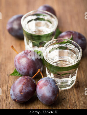 2 verres de marque avec Prune Pruneau sur planche de bois Banque D'Images