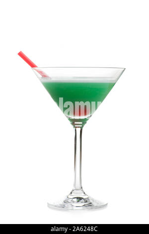 La luxure - Un cocktail vert avec cherry isolé sur fond blanc Banque D'Images