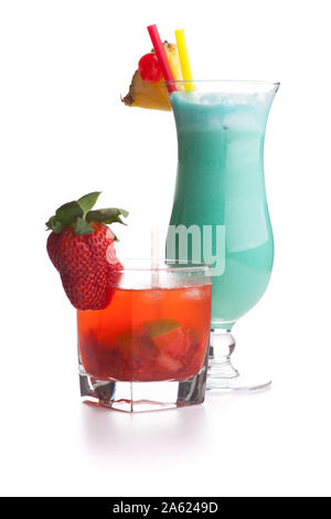 Cocktail rouge et bleu isolé sur fond blanc Banque D'Images