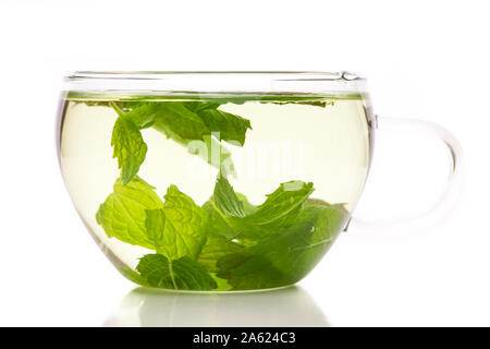 Plateau avec des feuilles de menthe poivrée vert Banque D'Images