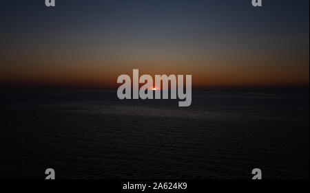 Coucher du soleil sur la haute mer, coucher de soleil majestueux,seulement la mer et le soleil Banque D'Images
