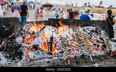 Barbecue avec des fruits de mer grillés sur stick près de la plage Banque D'Images