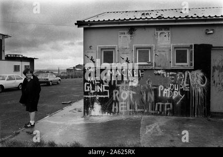 The troubles 1980s Irlande du Nord, Derry Londonderry teen girl, The Catholic Creggan Estate thats très ruiné vers le bas 1983. ANNÉES 80 ROYAUME-UNI HOMER SYKES Banque D'Images