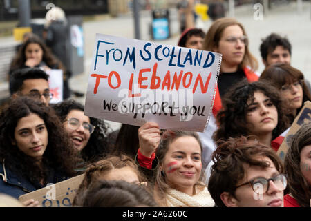 Edinburgh, Ecosse, Royaume-Uni. 23 Oct, 2019. Manifestation à Bristo Square, Édimbourg, par peuple libanais qui protestent contre la corruption dans le gouvernement au Liban. Ces derniers jours a vu d'immenses manifestations à Beyrouth par des manifestants de tous les côtés de la politique et des religions qui voient le gouvernement libanais comme corrompus . Credit : Iain Masterton/Alamy Live News Banque D'Images