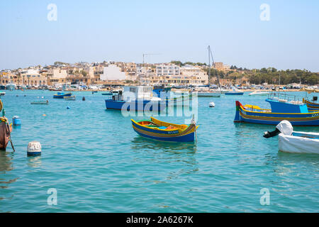 Ville de Marsaxlokk, Malte - 21 juillet, 2019. Les bateaux de pêche traditionnels Luzzu amarré au port de Marsaxlokk, Malte Banque D'Images