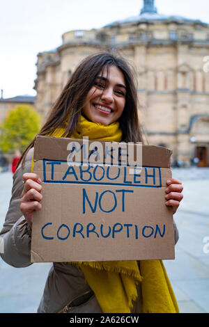 Edinburgh, Ecosse, Royaume-Uni. 23 Oct, 2019. Manifestation à Bristo Square, Édimbourg, par peuple libanais qui protestent contre la corruption dans le gouvernement au Liban. Ces derniers jours a vu d'immenses manifestations à Beyrouth par des manifestants de tous les côtés de la politique et des religions qui voient le gouvernement libanais comme corrompus . Credit : Iain Masterton/Alamy Live News Banque D'Images