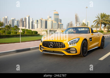 Luxe jaune Mercedes Benz AMG Super voiture sur les routes de Doha Banque D'Images