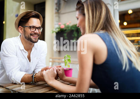 Jeune couple en conversation sur une date. Couple aimant s'amuser dans un restaurant. Banque D'Images
