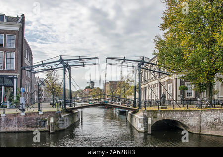 Schiedam, Pays-Bas, octobre 23, 2019 : en acier classique passerelle pour piétons à travers le court-port où il rencontre le Long Harbour, sur une belle Banque D'Images