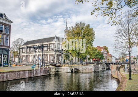 Schiedam, Pays-Bas, octobre 23, 2019 : l'ancien édifice Corn Exchange, maintenant la bibliothèque publique et les canaux adjacents sur un beau jour dans un Banque D'Images