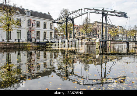 Schiedam, Pays-Bas, octobre 23, 2019 : le pont du marché Apple reflète en l'eau calme de Long Harbour, parsemé de feuilles tombées Banque D'Images