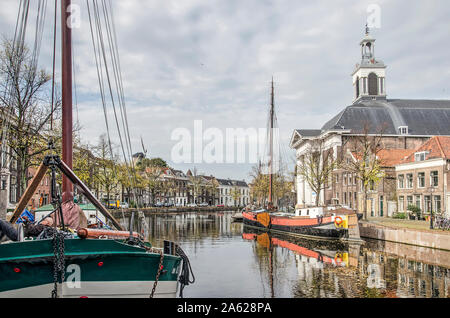 Schiedam, Pays-Bas, octobre 23, 2019 historique : barges, à utiliser que les bateaux, sont amarrés dans le port de Long près de l'église de Saint Jean le B Banque D'Images