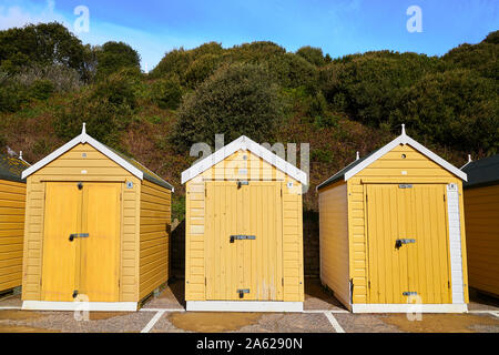 Peint, cabines colorées sur la promenade à Bournemouth, Angleterre. Banque D'Images