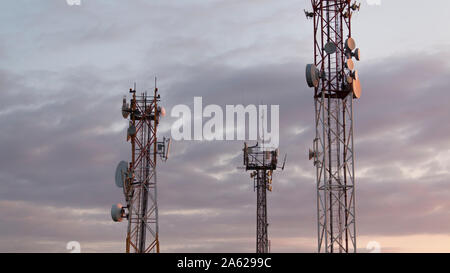 Tour de télécommunication de 4G et 5G cellulaire. Station de Base ou Base Transceiver Station. Communication sans fil l'émetteur de l'antenne. Telecommunication Banque D'Images