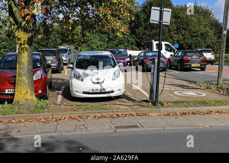 Une voiture électrique Nissan LEAF 2015 étant facturé à Churchgate parking, d'un parking public, Stockport, Manchester, Angleterre, RU Banque D'Images