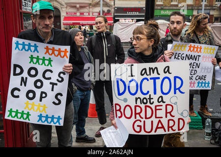 Londres, Royaume-Uni. 23 octobre, 2019. Les médecins et les travailleurs de la santé du NHS et les militants de Docs pas flics organiser une manifestation silencieuse devant l'Hôpital Royal de Londres à l'occasion du deuxième anniversaire de l'expansion de l'imputation et l'ID du contrôle l'ensemble du NHS pour mettre en évidence les effets néfastes des politiques racistes de l'environnement hostile à l'ENM, pour commémorer ceux qui sont morts et ont souffert à la suite de ces politiques et pour exiger la fin de toutes les formes de contrôle de l'immigration dans le NHS et les soins de santé universels pour tous. Credit : Mark Kerrison/Alamy Live News Banque D'Images