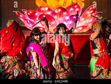 Ross Bandstand, Princes Street Garden, Édimbourg, Écosse, Royaume-Uni, le 23 octobre 2019. Diwali Festival des lumières : allumer des illuminations pour Edimbourg Diwali, et festival d'hiver indien, avec des danseurs indiens. Sur la photo : l'Edinburgh Dandiya interprètes, un groupe de danse de femmes indiennes Banque D'Images