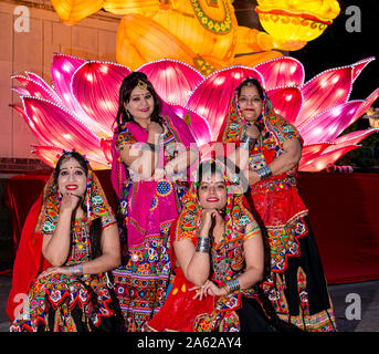 Ross Bandstand, Princes Street Garden, Édimbourg, Écosse, Royaume-Uni, le 23 octobre 2019. Diwali Festival des lumières : allumer des illuminations pour Edimbourg Diwali, et festival d'hiver indien, avec des danseurs indiens. Sur la photo : l'Edinburgh Dandiya interprètes, un groupe de danse de femmes indiennes Banque D'Images