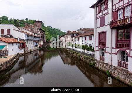 Vue de pont sur la rivière Nive à Saint-Jean-Pied-de-Port, Pyrénées-Atlantiques, France Banque D'Images