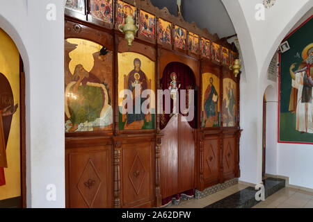 Protaras, Chypre - octobre 6. 2019. L'iconostase de l'église Saint-Nicolas Banque D'Images Protaras, Chypre - octobre 6. 2019. L'iconostase de l'église Saint-Nicolas Banque D'Images