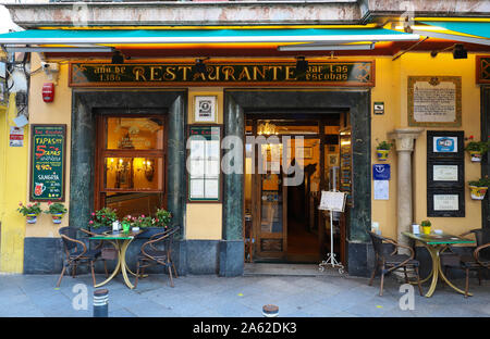 À Séville, l'Antigua Taberna de Las Escobas remonte à 1386, ce qui en fait le plus ancien établissement en Espagne. Banque D'Images