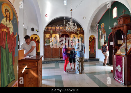 Protaras, Chypre - octobre 6. 2019. Les gens dans l'église de Saint-Nicolas Banque D'Images