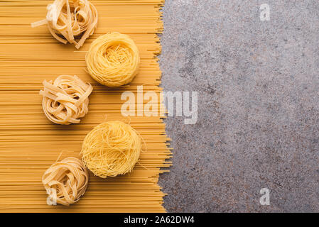 Différents types de pâtes que nous utilisons tous les jours dans la cuisine lors de la cuisson. Vue de dessus. Des produits. Place pour une description ou du texte. Banque D'Images