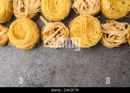 Différents types de pâtes que nous utilisons tous les jours dans la cuisine lors de la cuisson. Vue de dessus. Des produits. Place pour une description ou du texte. Banque D'Images