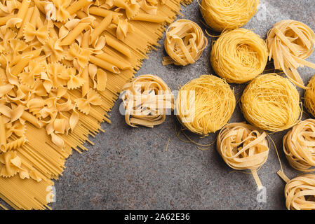 Différents types de pâtes que nous utilisons tous les jours dans la cuisine lors de la cuisson. Vue de dessus. Des produits. Place pour une description ou du texte. Banque D'Images