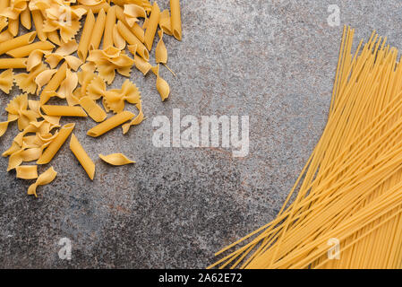 Différents types de pâtes que nous utilisons tous les jours dans la cuisine lors de la cuisson. Vue de dessus. Des produits. Place pour une description ou du texte. Banque D'Images