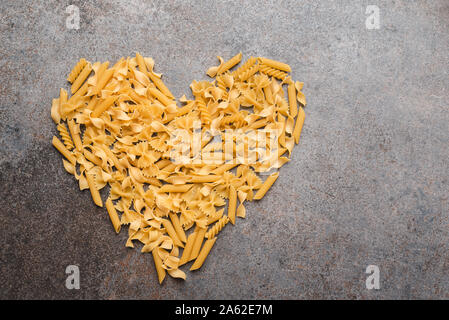 Coeur organisé à partir de différents types de pâtes. Espace libre pour la description. Châssis avec place vide de texte. Banque D'Images